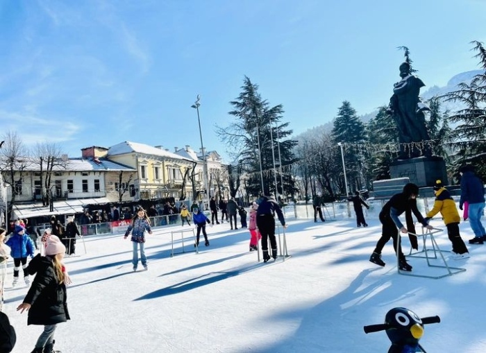 Ледената пързалка на Враца отвори врати
