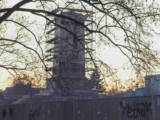 Съдът спира демонтажа на паметника на Съветската армия