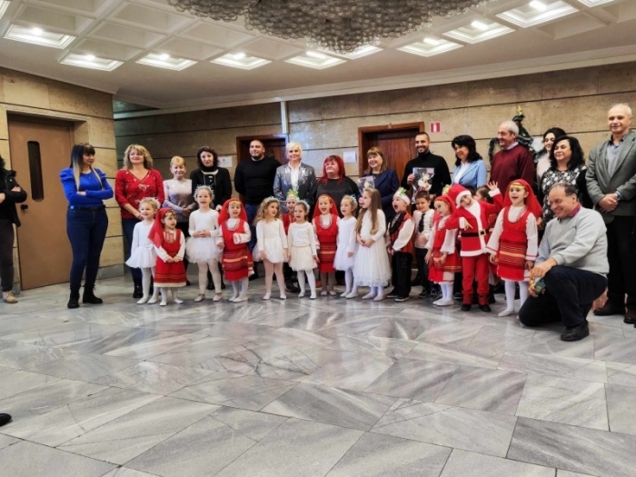 Деца от Детска градина „Българче” посетиха Областна администрация – Враца 