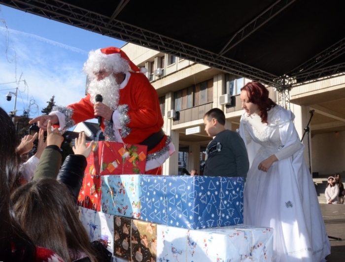 Стотици видински деца получиха подаръци от  Дядо Коледа и Снежанка