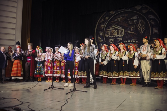 Благотворителен коледен концерт в Мездра събра средства за лечение на дете 