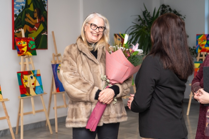  Татяна Александрова гостува с изложба живопис в Община Мездра 