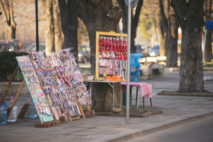 Традиционен базар на мартеници и цветя в Мездра 