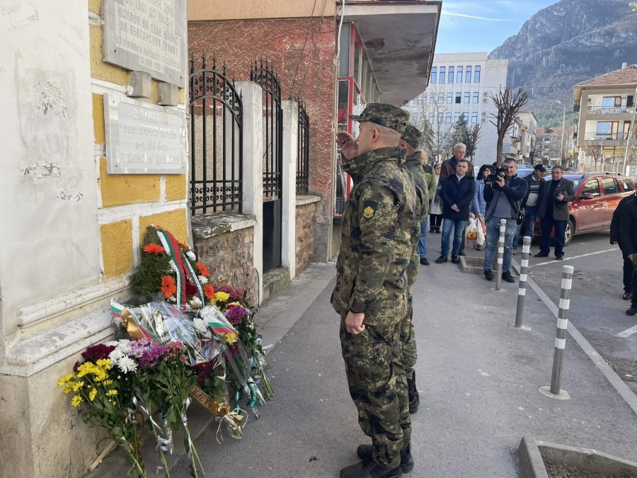 Враца почете паметта на генерал Кирил Ботев