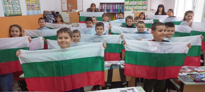 Над 600 първокласници ще получат българското знаме