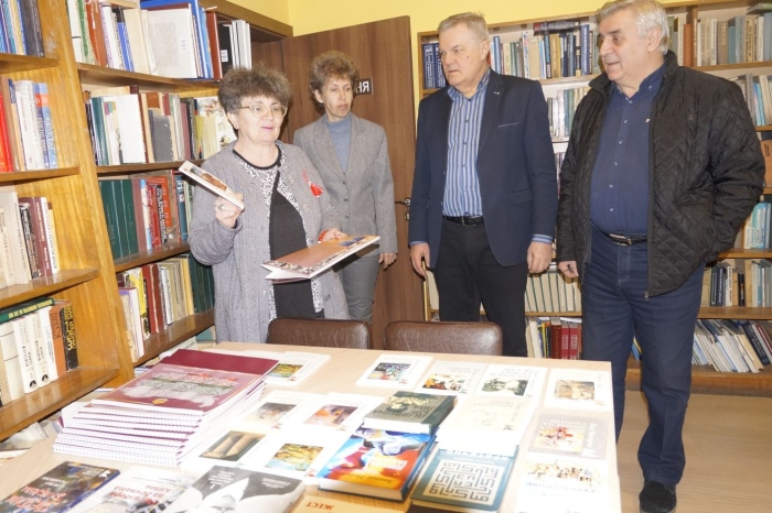 Румен Петков дари книги на три мездренски читалища 