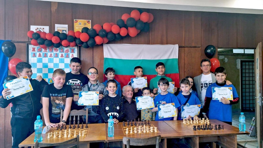 Самуил Генов е шампион на гр. Мездра по класически шахмат за ученици 