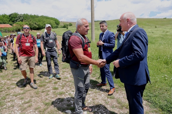 Премиерът  Главчев поздрави участниците в похода  „По стъпките на Ботевата чета“