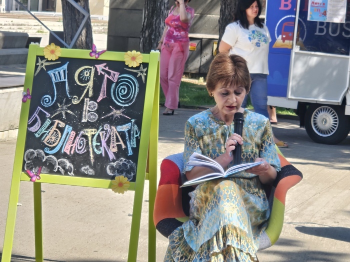 Главният счетоводител на Врачанския театър чете приказки на деца