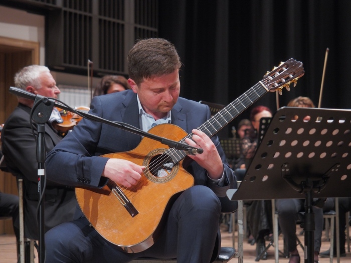 Китаристът Цветан Недялков и бразилски диригент в концерта на Симфониета-Враца  