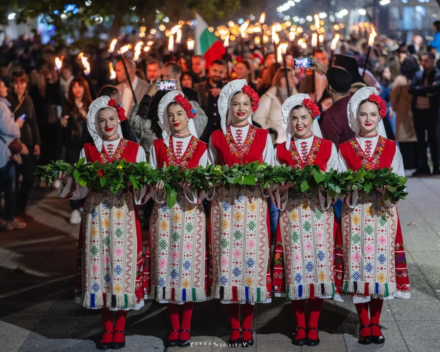 Стотици се включиха във факелното шествие за Деня на будителите във Враца