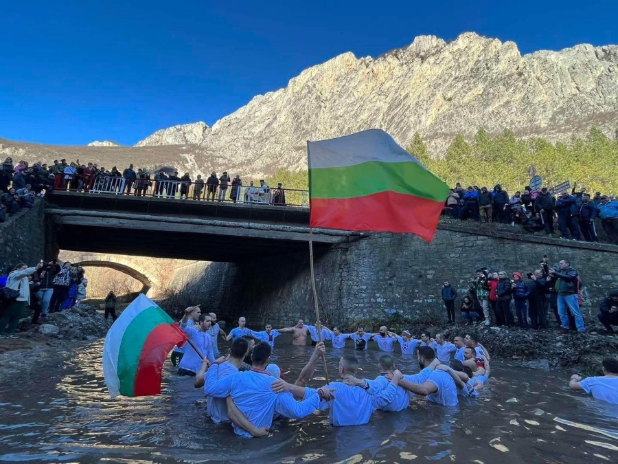 30 искат да „спасяват“ Богоявленския кръст във Враца