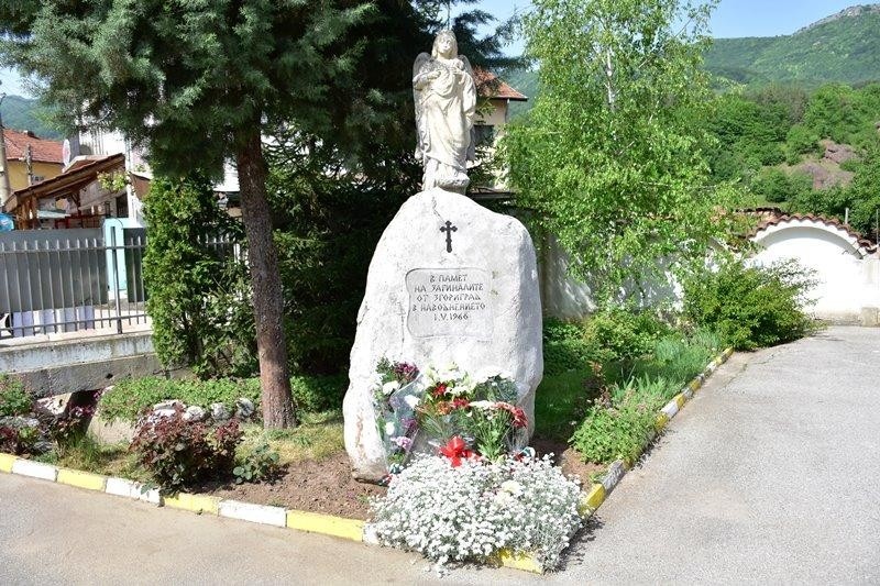 Почитаме паметта на жертвите от наводнението на 1 май 1966 година