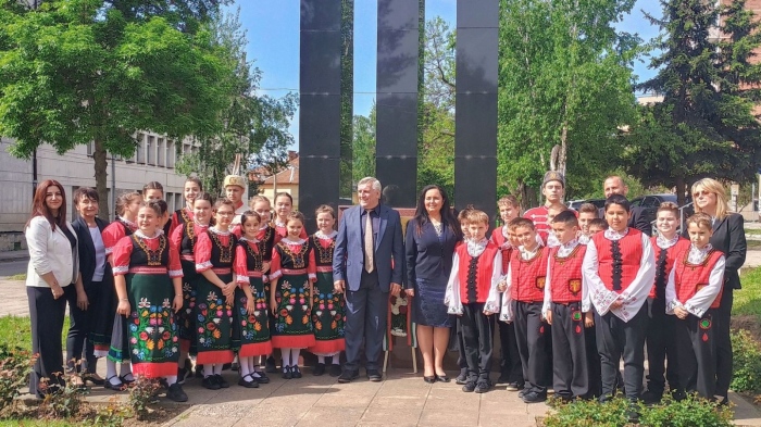 С тържество на градския площад Мездра чества празника на града - 6 май /Гергьовден/ 