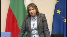 Киселова връща на Радев искането за референдум за еврото