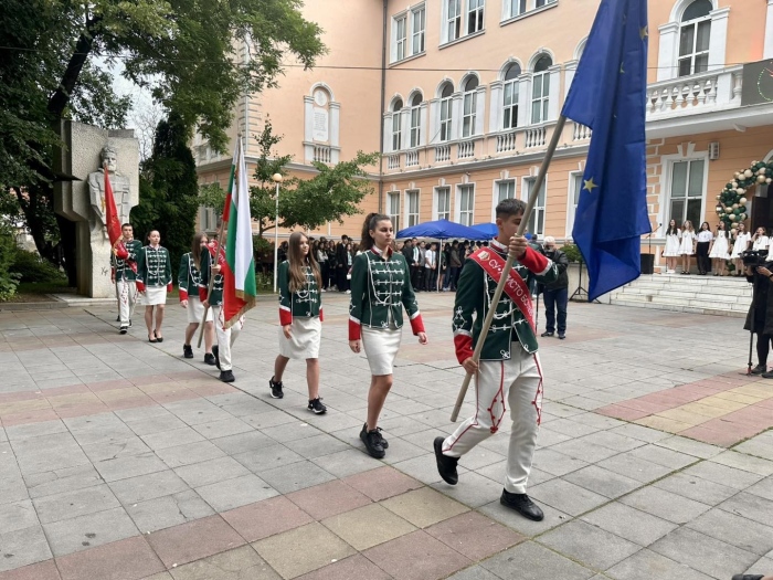 Училище “Христо Ботев” отбеляза патронния си празник 