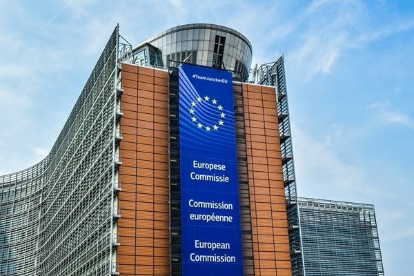 ЕК предлага постепенно прекратяване на вноса на руски газ и нефт в ЕС