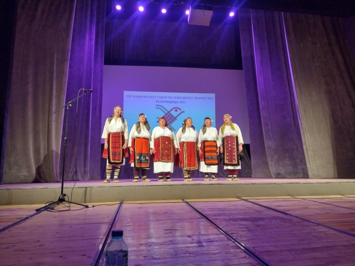 Изпълнители на автентичен фолклор от мездренски читалища - на събор в Копривщица