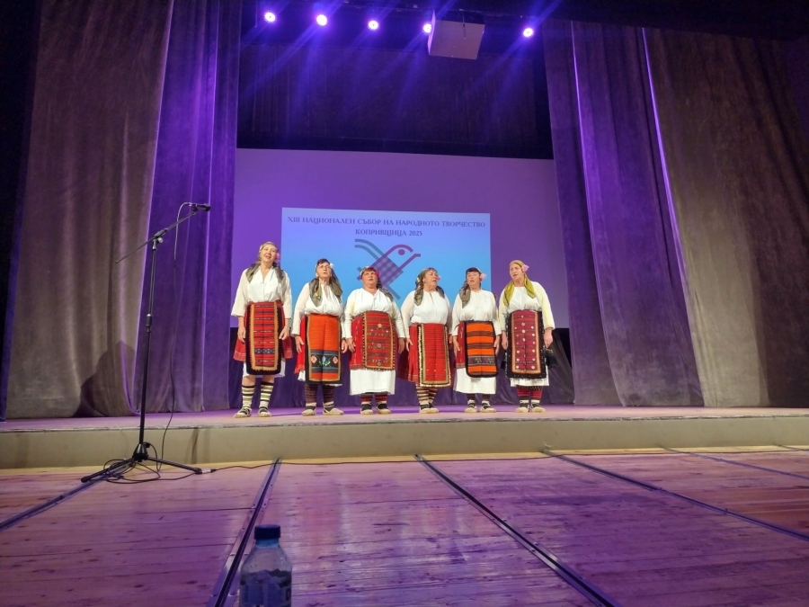 Изпълнители на автентичен фолклор от мездренски читалища - на събор в Копривщица