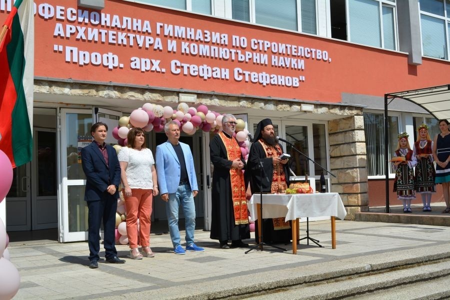 Обновена гимназия по строителство тържествено отвори врати 