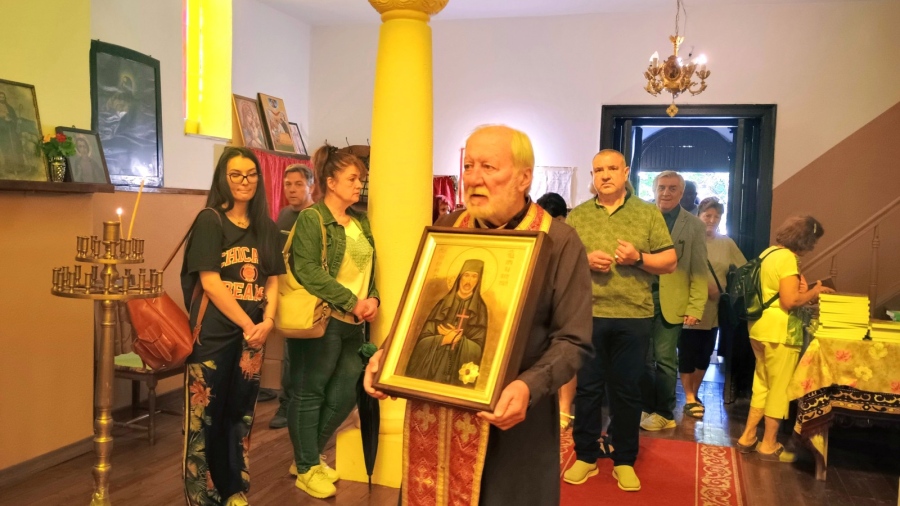 Чудотворна икона  е изложена за поклонение в мездренския храм „Св. Георги“ 