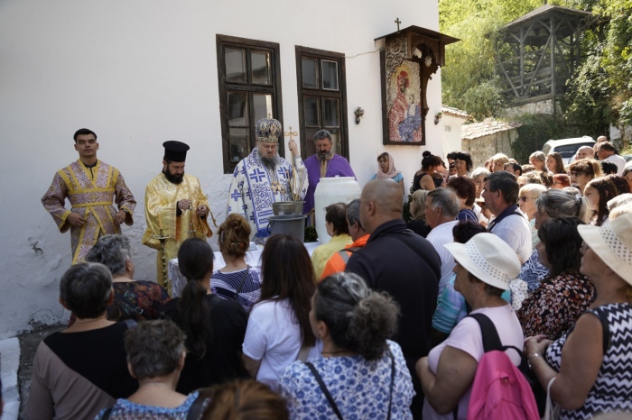 Стотици миряни на храмовия празник на Черепишкия манастир „Успение Богородично“ 