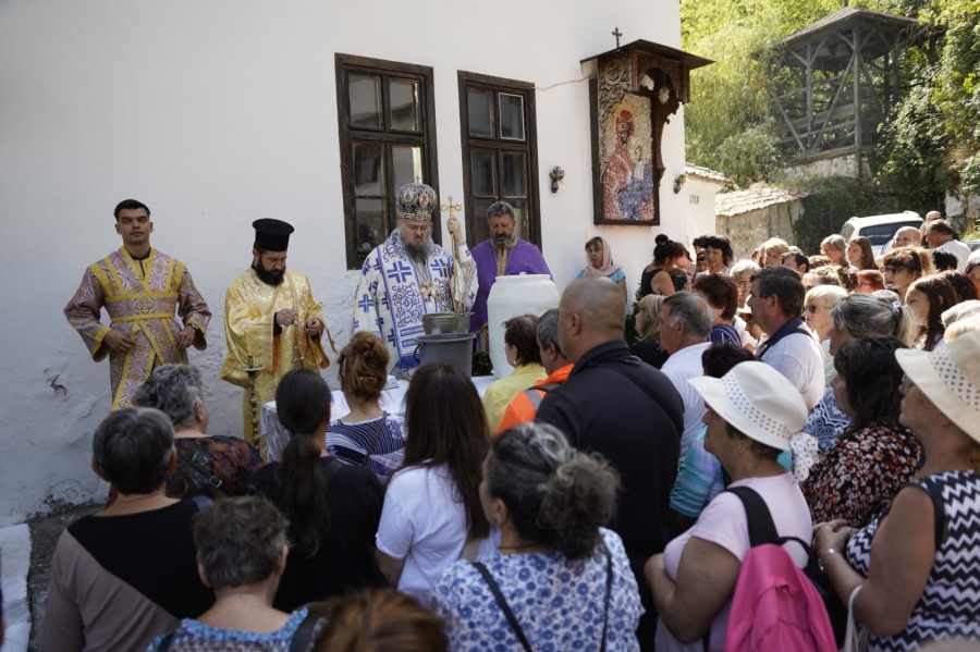 Стотици миряни на храмовия празник на Черепишкия манастир „Успение Богородично“ 