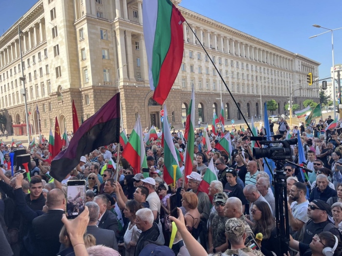 Протестиращи опитаха да нахлуят в парламента