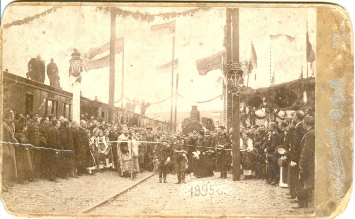 Фотоизложба по повод  обявяването на Мездра за град е подредена в Общината 