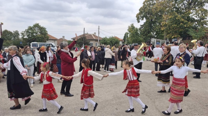  „Белорадска сватба” оживя на селския площад в Бела Рада