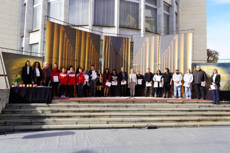 Читалището в Мездра награди дългогодишни читалищни дейци 