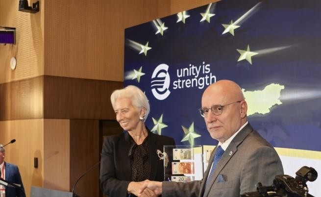 Председателят на ЕЦБ и управителят на БНБ показаха българските евробанкноти 