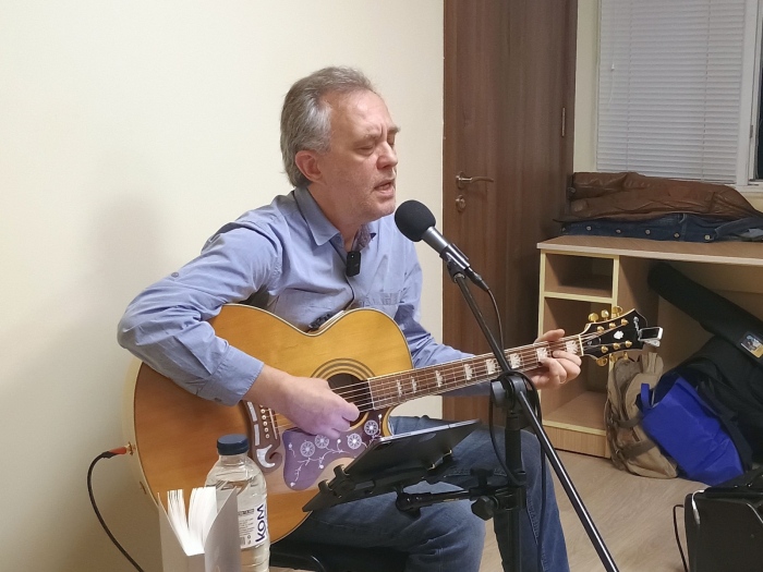 	Поетът с китара Пламен Сивов с рецитал в Мездра 