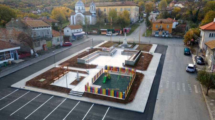 Откриват обновения площад в село Моравица, община Мездра 