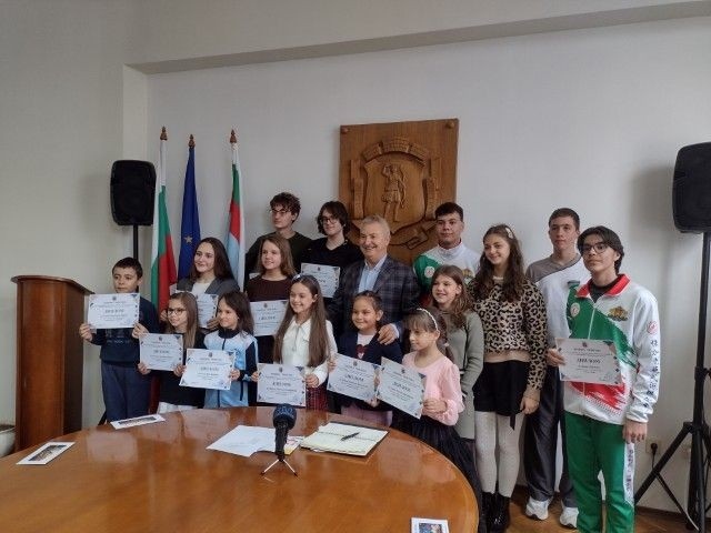 В Монтана отличиха деца и младежи за високи постижения 