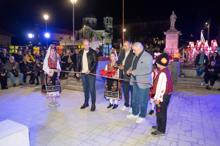 Напълно обновен площад вече краси центъра на село Моравица 
