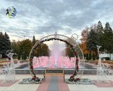 Коледната елха на Монтана засиява с нова украса и празничен спектакъл