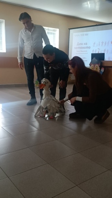 Врачанският драматично-куклен театър гостува на СУ „Васил Кънчов“ – Враца