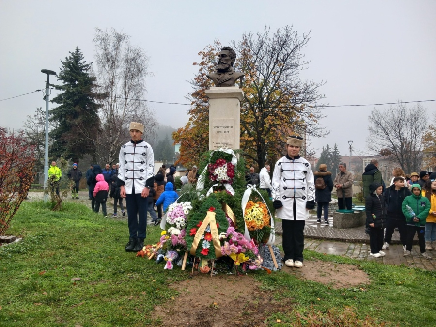 В Белоградчик откриха паметник на Христо Ботев