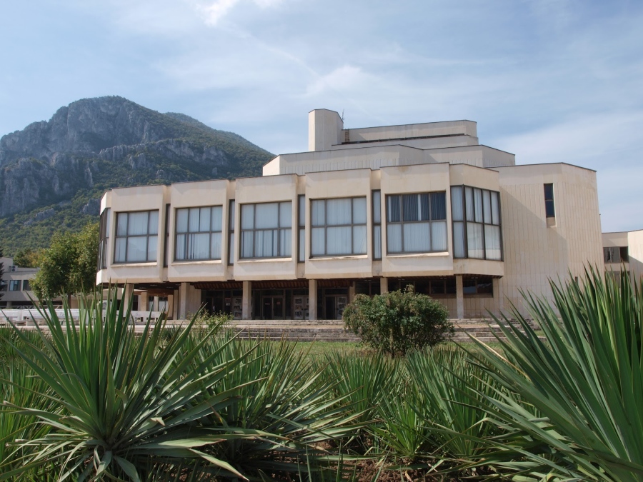 Врачанският театър представя празничната си програма за месец декември