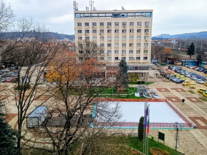 В петък официално откриват ледената пързалка в Мездра 