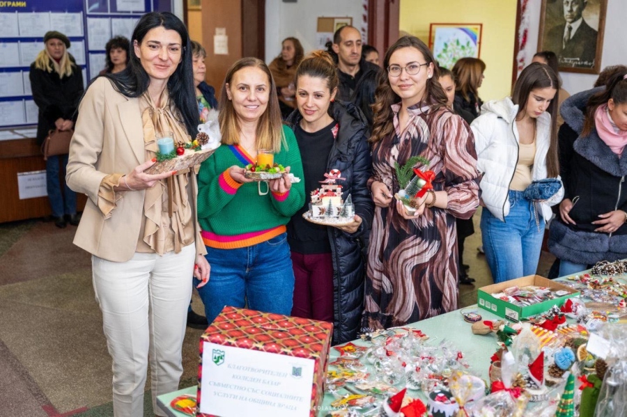 Коледен благотворителен базар във Великотърновския университет 