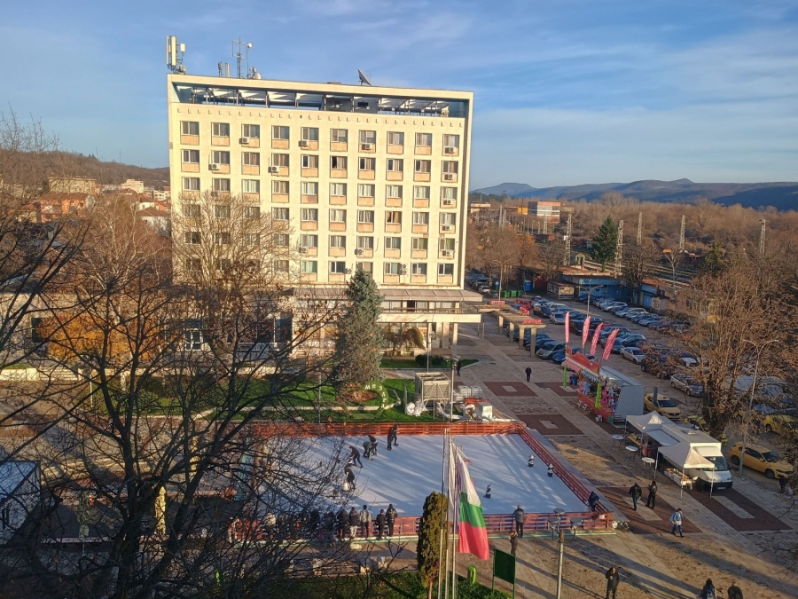 Община Мездра: Заповядайте на ледената пързалка в гр. Мездра! 