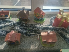 Самобитен творец подреди в Община Мездра изложба на макети 