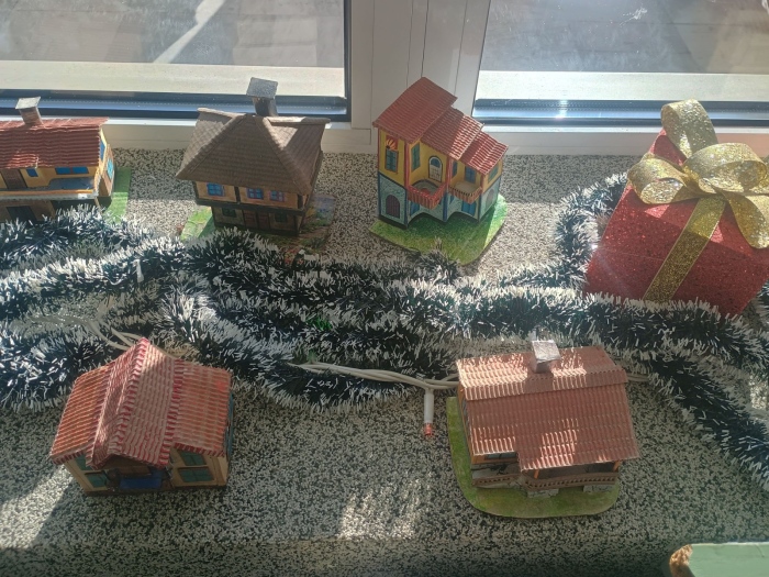 Самобитен творец подреди в Община Мездра изложба на макети 