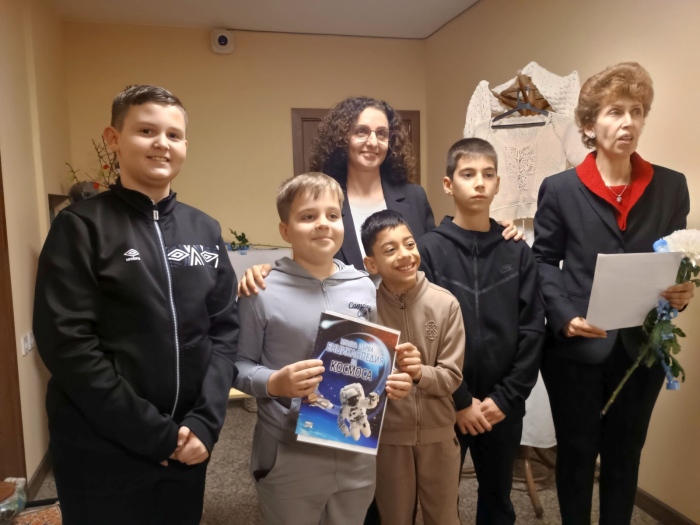 Читалищната библиотека в Мездра награди своите най-активни читатели през 2025 година 