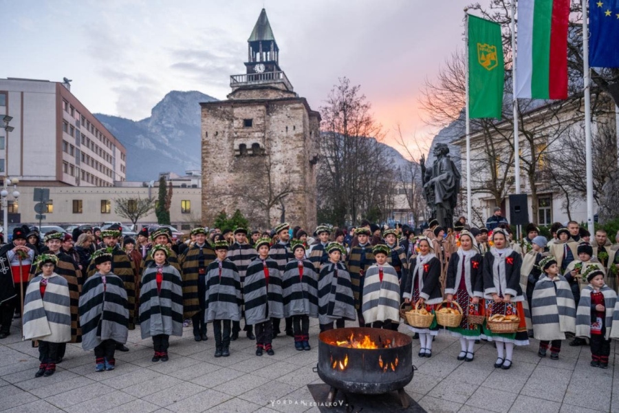 Над 500 коледари благословиха за здраве и благоденствие Враца