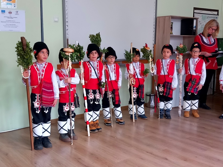 Коледари от Детска градина „Иглика” гостуваха в Община Белоградчик