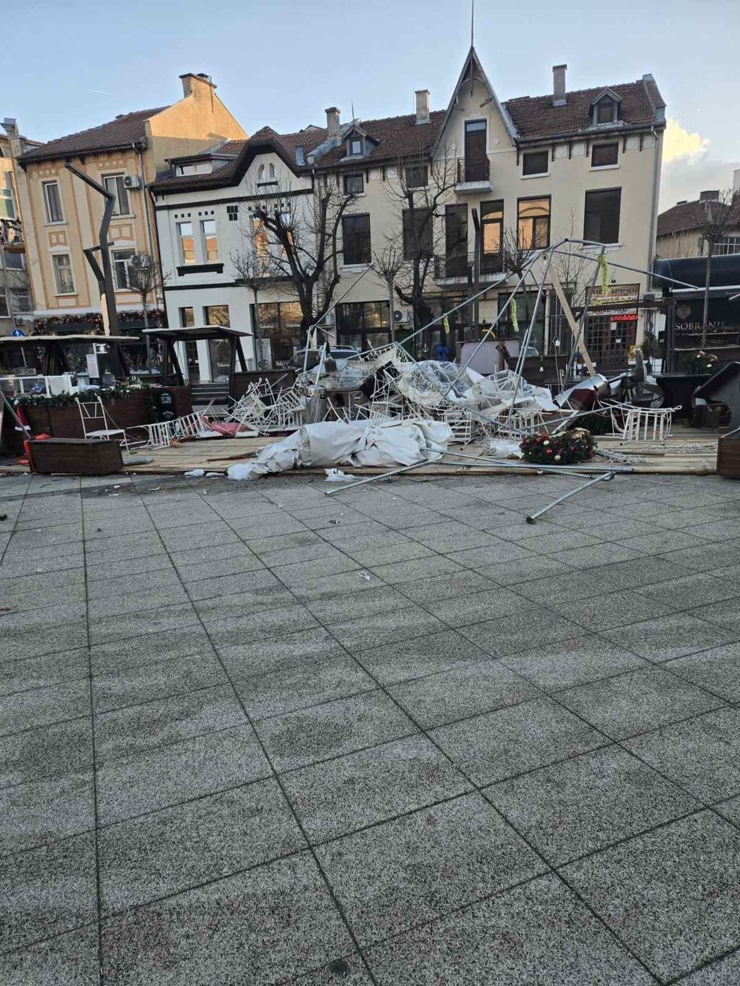 Ураганният вятър във Враца нанесе сериозни щети