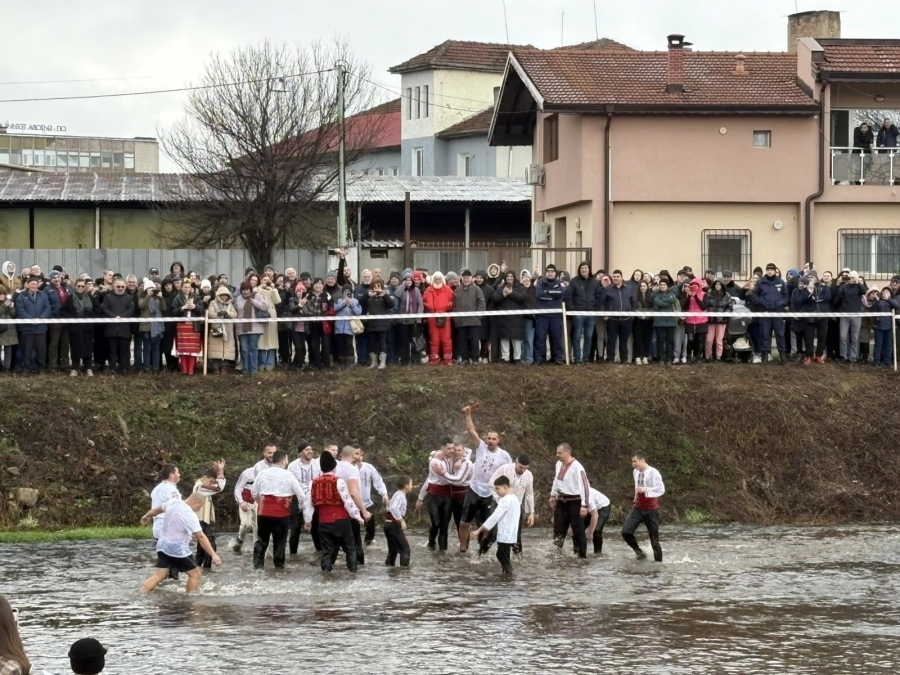 Ивайло Тодоров хвана Богоявленския кръст в Монтана